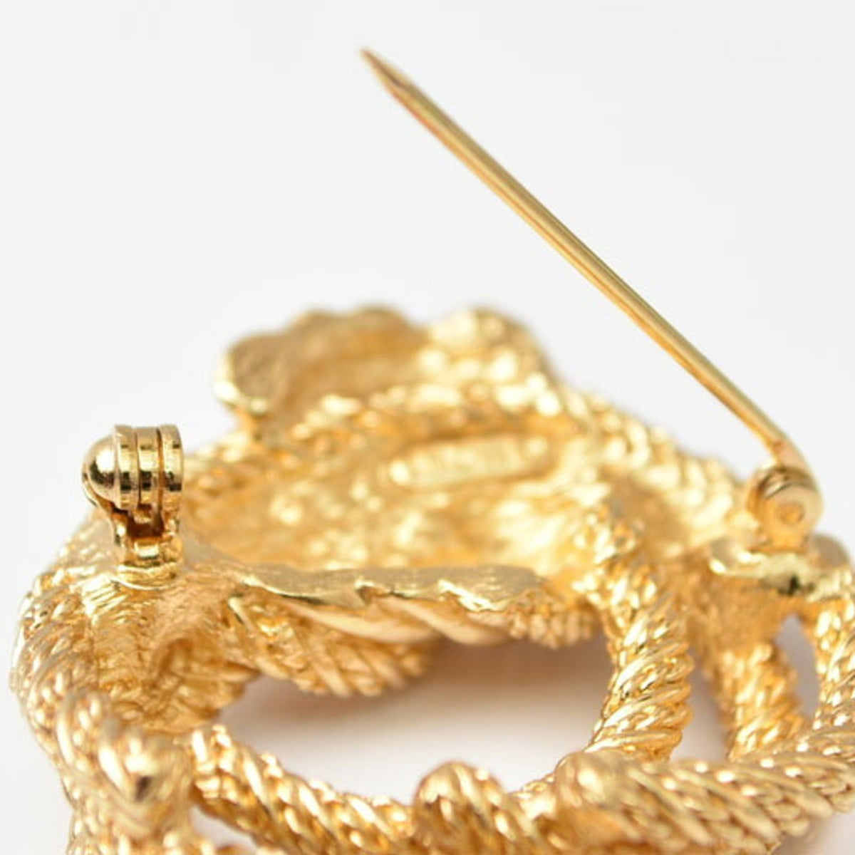 Twisted Rope Motif Brooch Gold